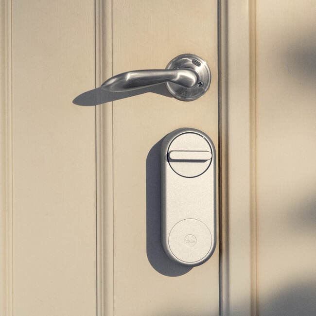 Yale Linus Smart Lock - Serratura Intelligente Argento, Blocca/Sblocca tramite App, Compatibile con Android e iOS, A Batteria