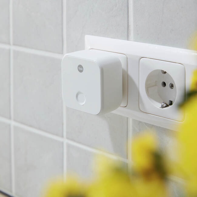 Yale Linus Wi-Fi Bridge - Ponte per serratura intelligente con accesso da remoto, controllo accessi e integrazione con assistenti vocali