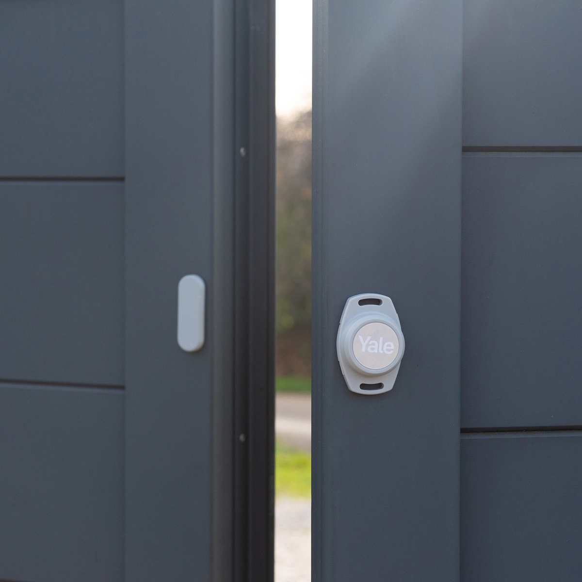 Yale Apriporta Intelligente per Cancelli Automatici 05/102310/BW con Wi-Fi Integrato, Apertura Automatica, Controllo da Remoto e Accesso Condiviso
