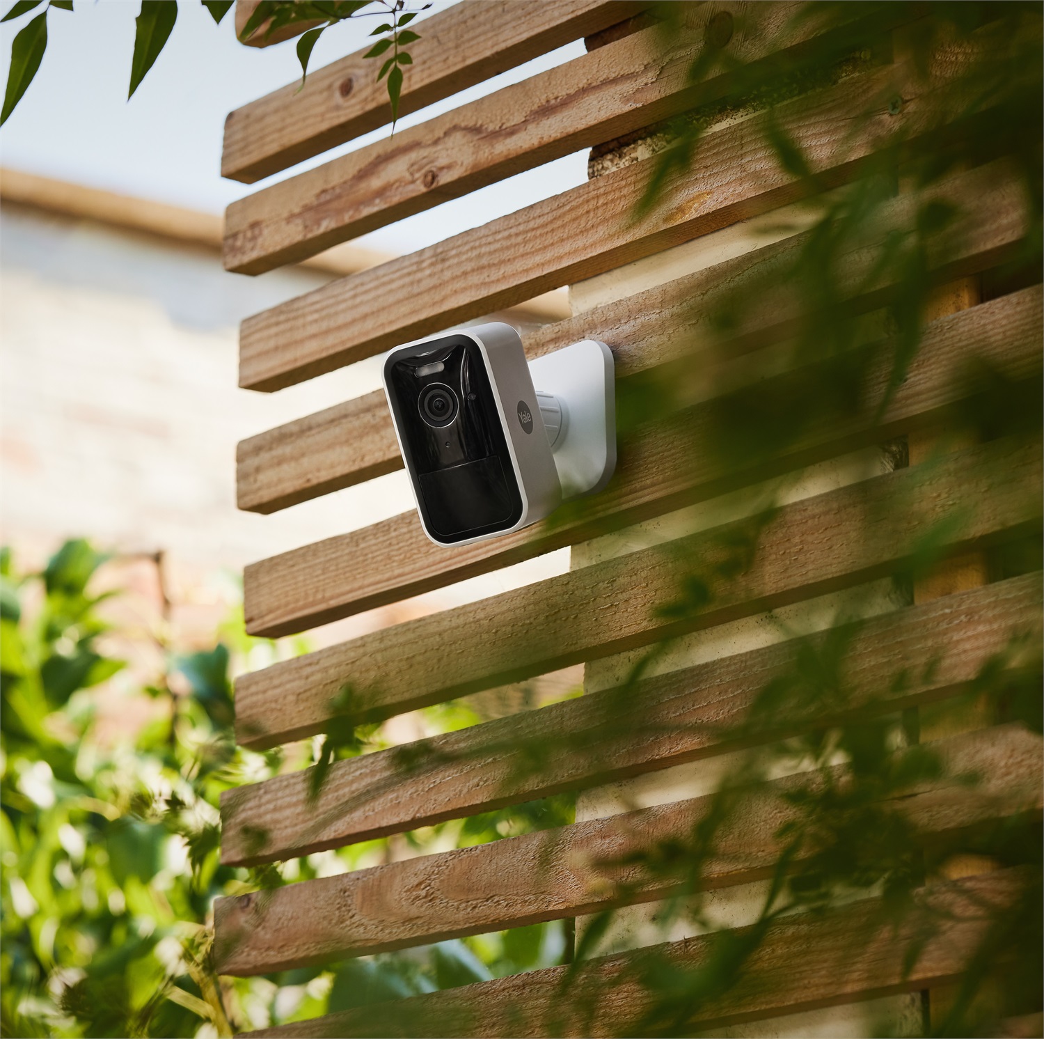 Yale SV-OC-1A-W Telecamera Smart da Esterni Wireless Full HD 1080p con Audio Bidirezionale, Visione Notturna e Controllo tramite App