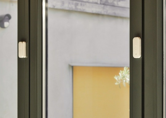 Yale AL-DC-1A-W Sensore per Porte e Finestre Wireless con Avvisi in Tempo Reale e Copertura fino a 1 km