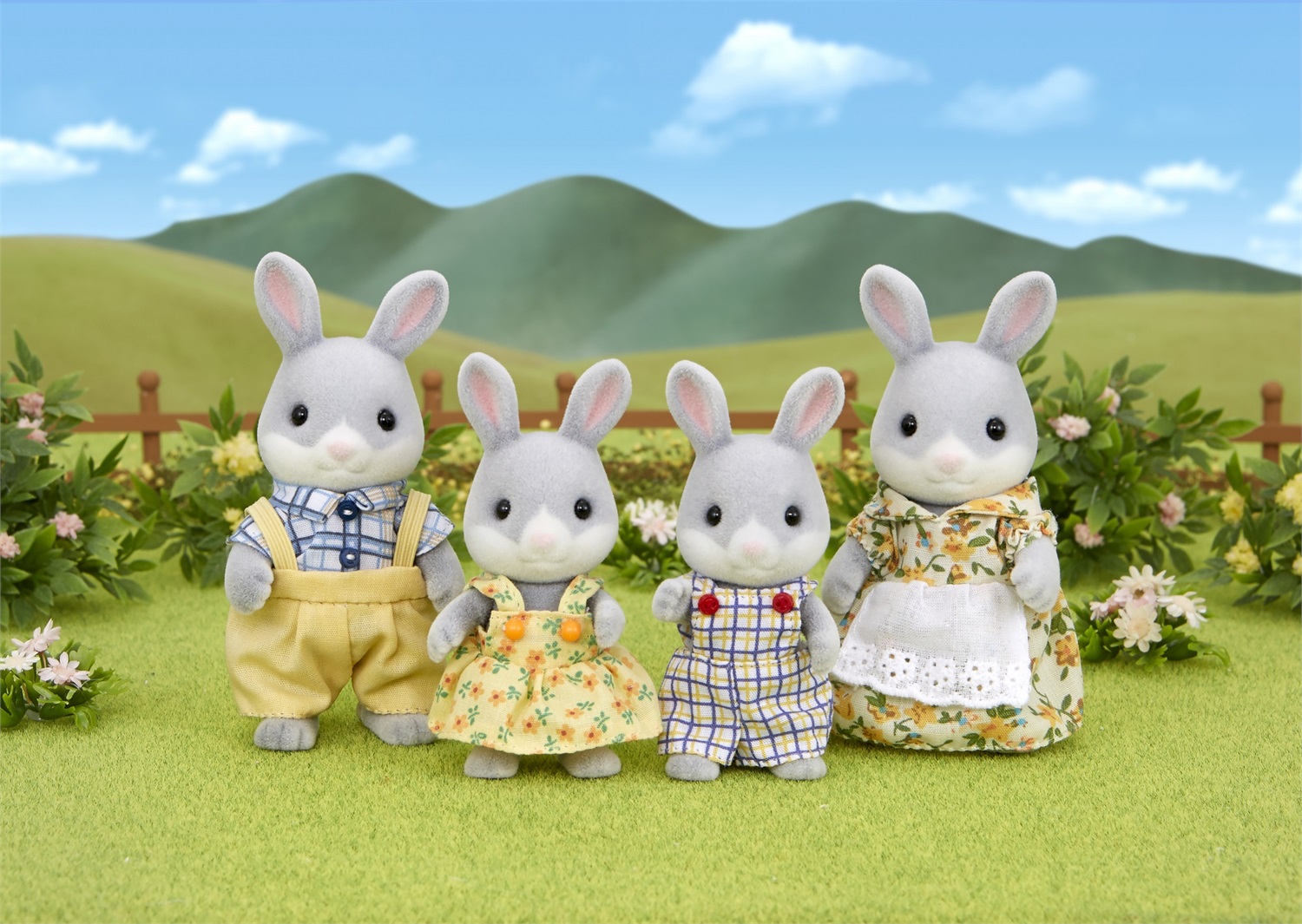 Sylvanian Families 4030 - Famiglia Coniglio Cottontail con 1 Mamma, 1 Papà e 2 Cuccioli - Giocattolo Educativo per Bambini da 3 Anni