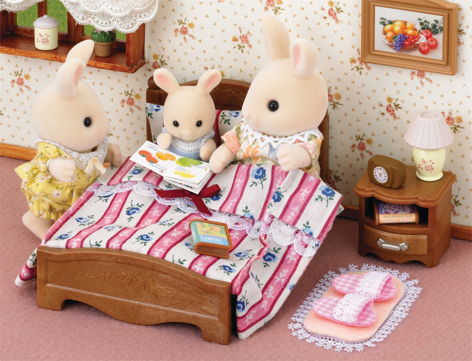 Sylvanian Families 5019 - Letto Matrimoniale e Comodino con Accessori Inclusi