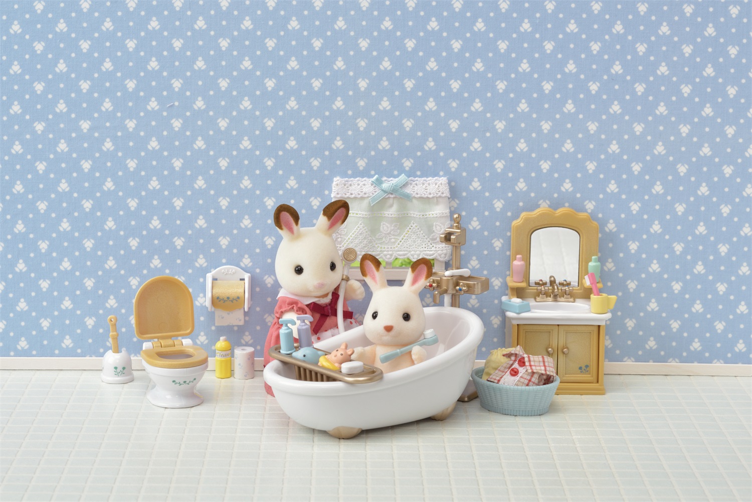 Sylvanian Families 5286 Bagno Country con 20 Accessori - Set Arredo Bagno per Bambini dai 3 Anni