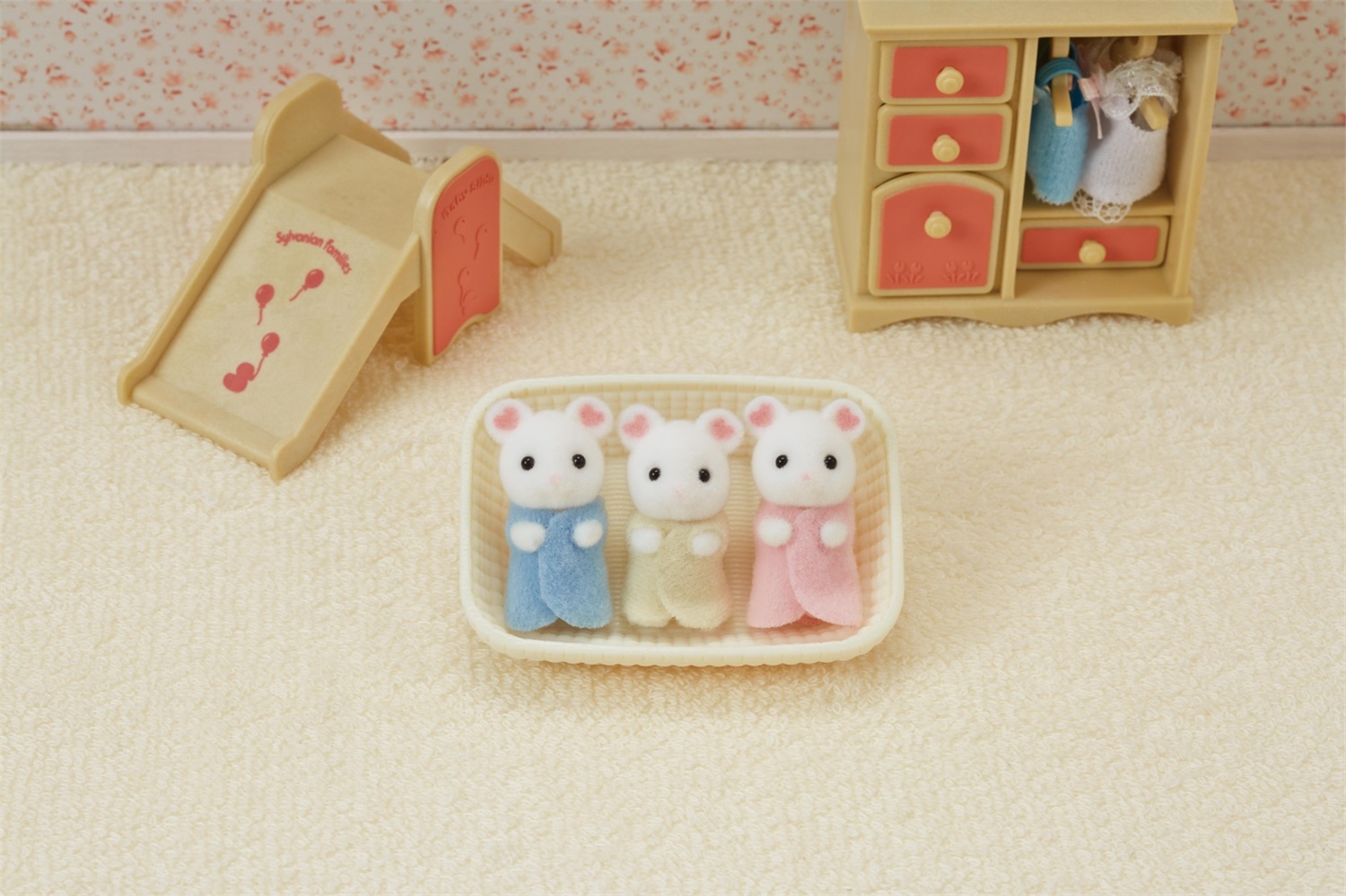 Sylvanian Families 5337 - 3 Bebé Topi Bianchi Trigemini con Cestino e Accessorio