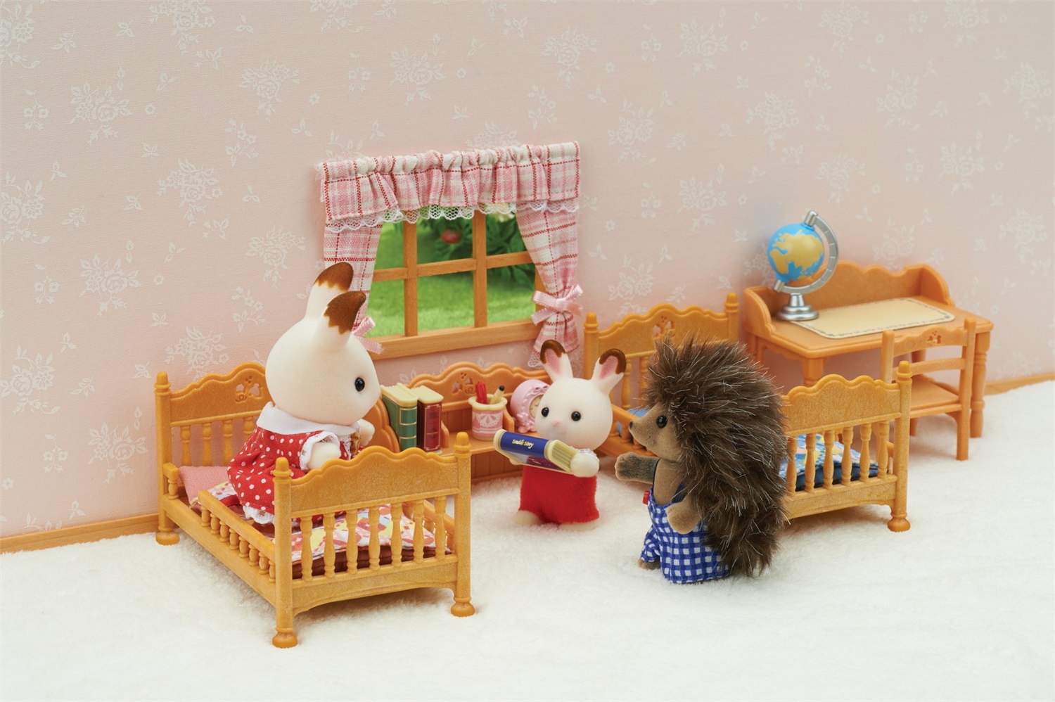 Sylvanian Families 5338 - Set Cameretta Bambini con Letti, Scrivania e Accessori Giocattolo