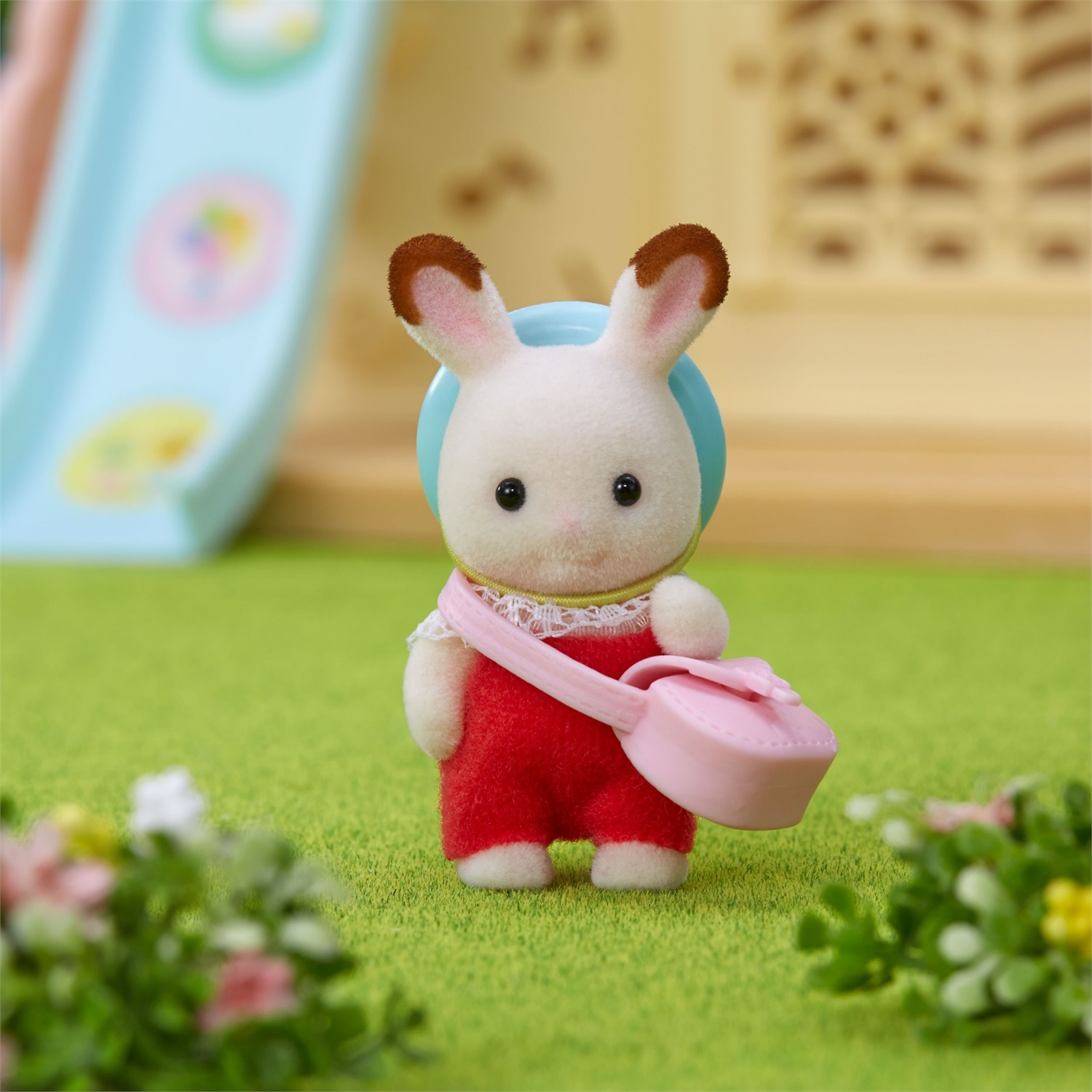 Sylvanian Families Bebè Coniglio Cioccolato 5405 con cappellino e tracolla