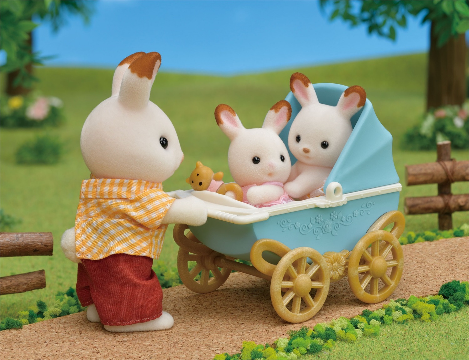 Sylvanian Families Gemelli Coniglio Cioccolato con Carrozzina - Set Giocattolo per Bambini a Partire da 3 Anni