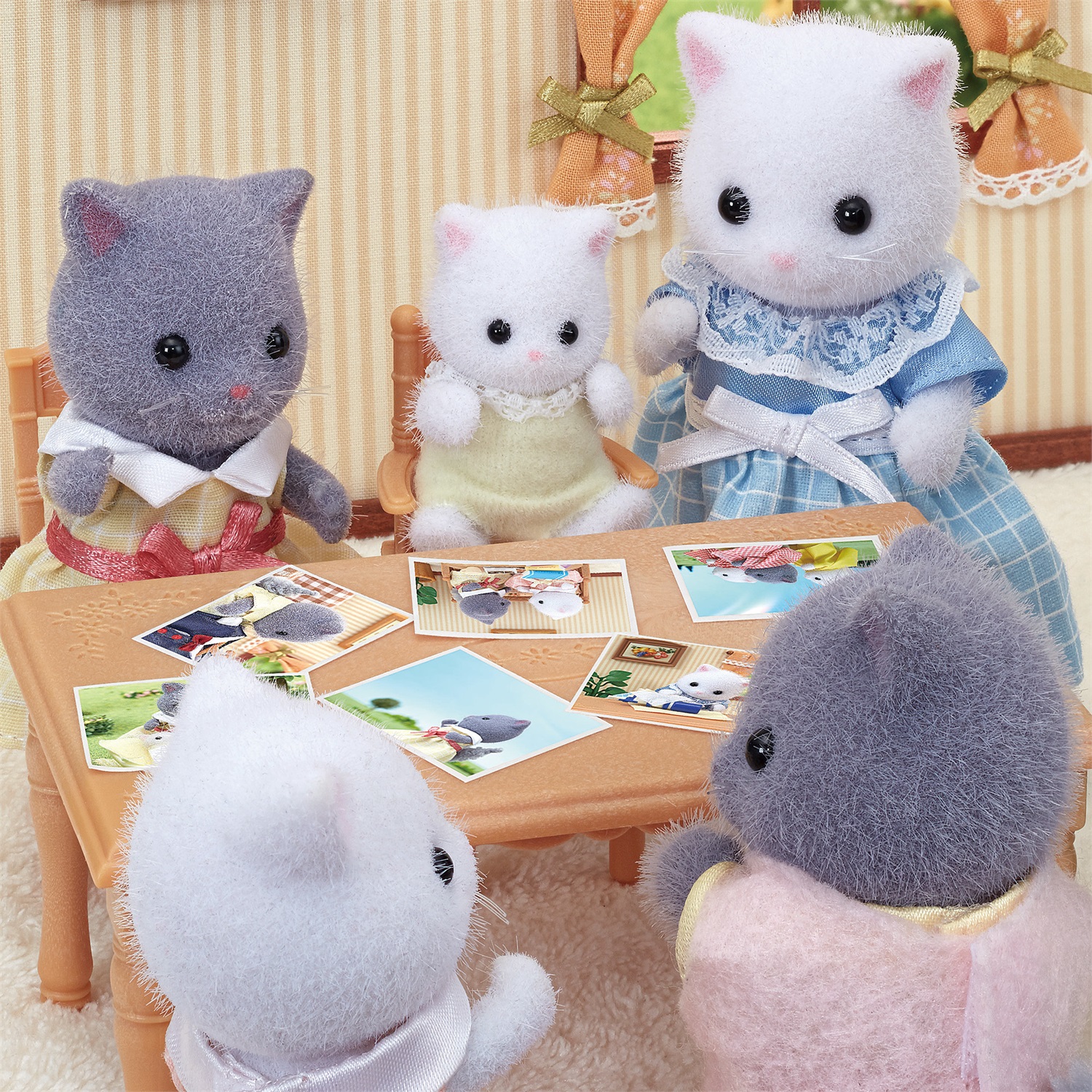 Sylvanian Families 5456 Bebè Gatto Persiano con Zaino e Cappello - Giocattolo per Bambini dai 3 Anni