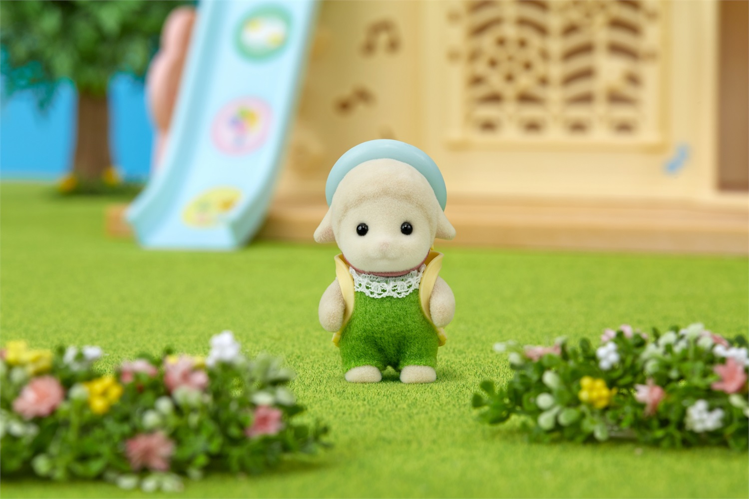Sylvanian Families Bebè Pecora 5620 - Action Figure Giocattolo con 2 Accessori