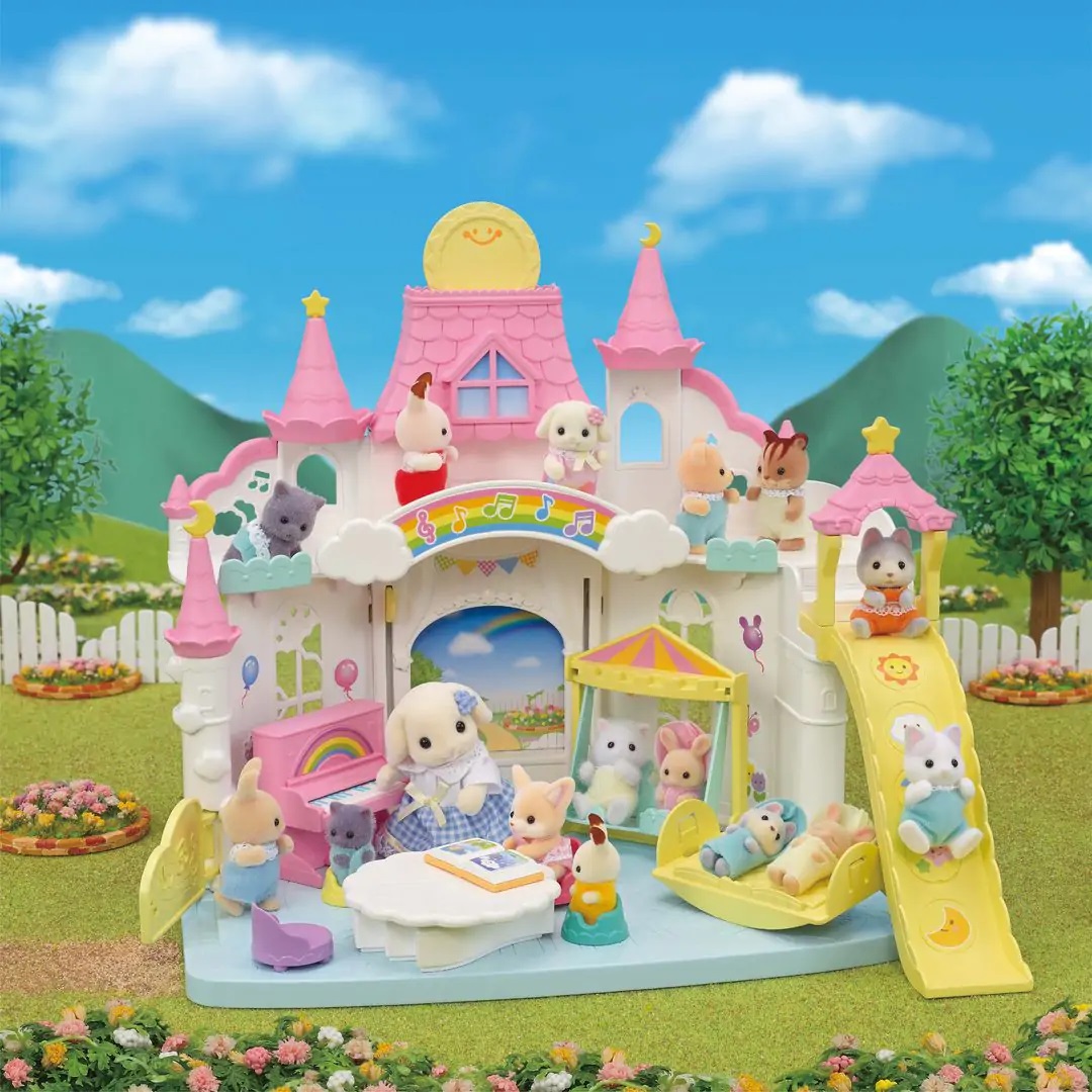 Sylvanian Families 5743 Asilo Nido Castello Sole con Bebè Coniglio Flora, Pianoforte, Altalena, Scivoli e Culla