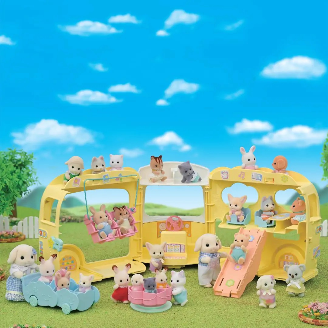 Sylvanian Families - 5744 Bus Arcobaleno Sole - Autobus Giocattolo Trasformabile in Area Giochi per Fino a 28 Bebè
