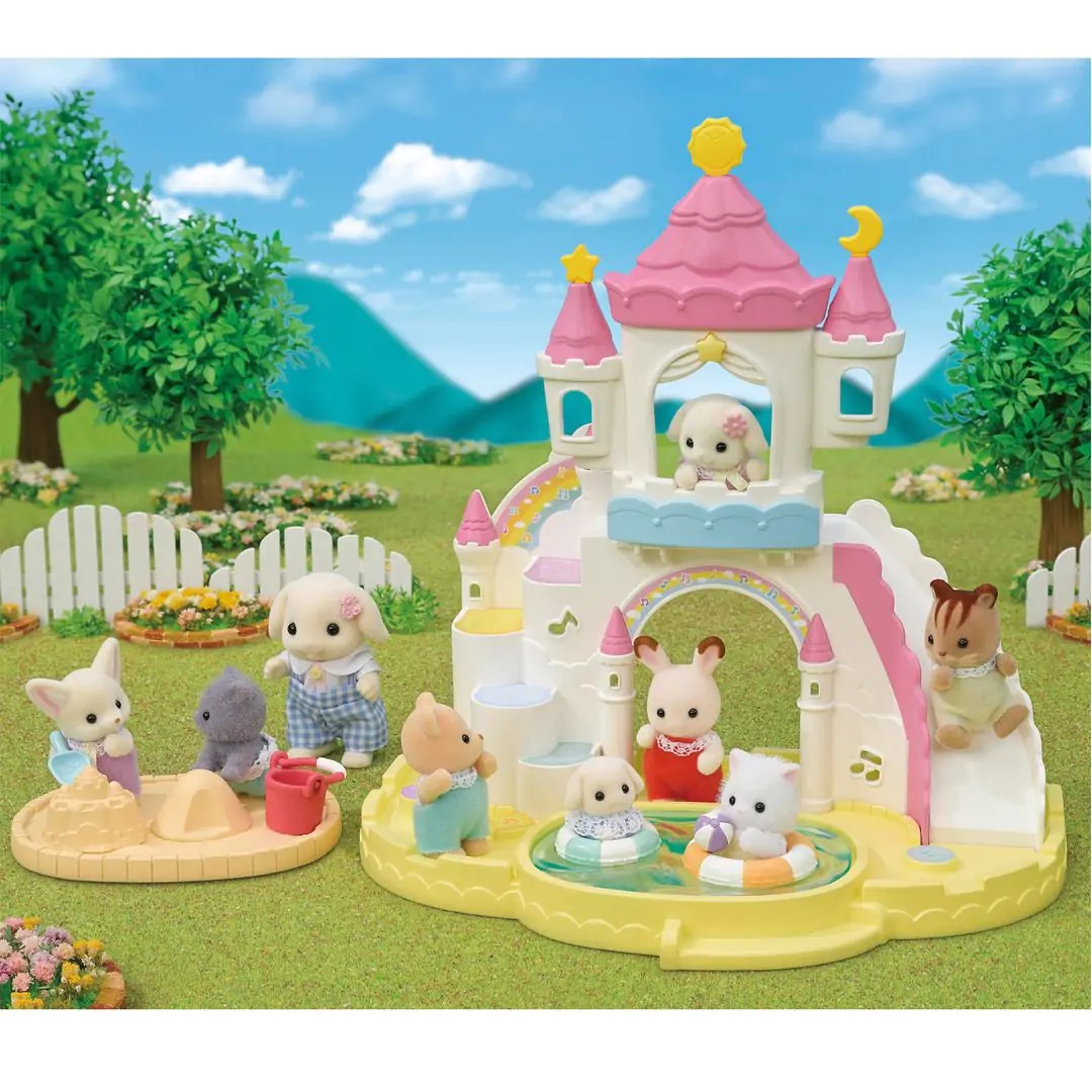 Sylvanian Families 5746 Piscina e Sabbiera dell'Asilo con Bebè Coniglio Flora, Castello e Scivolo