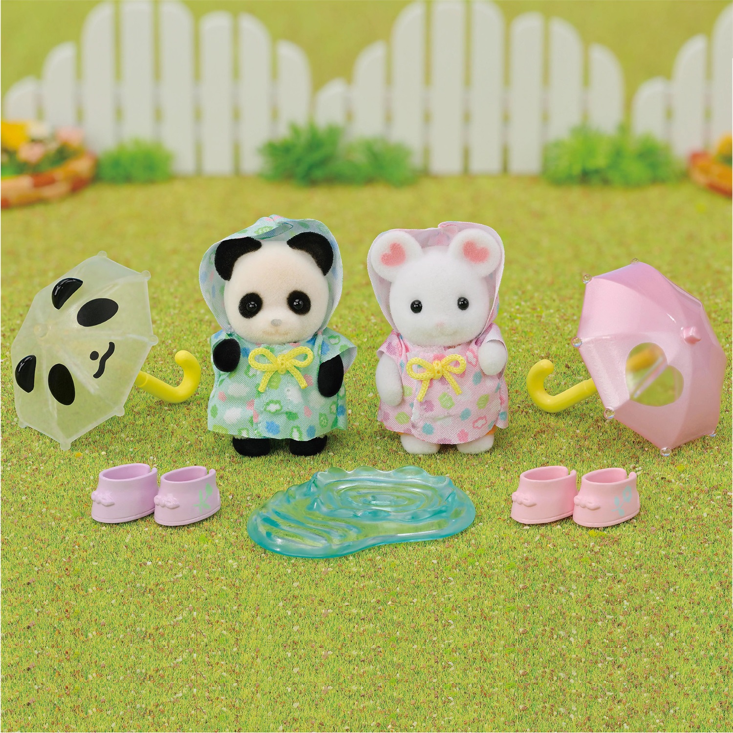 Sylvanian Families Amici dell'Asilo Sotto la Pioggia - Set con 2 Bebè, Ombrelli e Stivali di Gomma