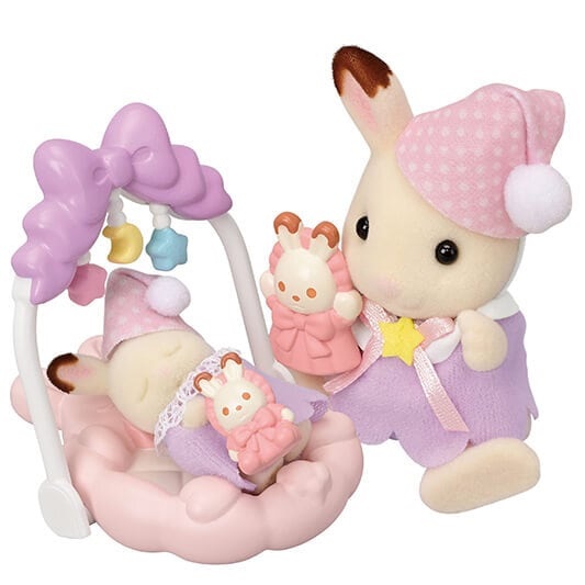 Sylvanian Families Fratellini Sogni D'Oro - Set con Bambina e Bebè Coniglio Cioccolato, Palestrina e Accessori Coordinati