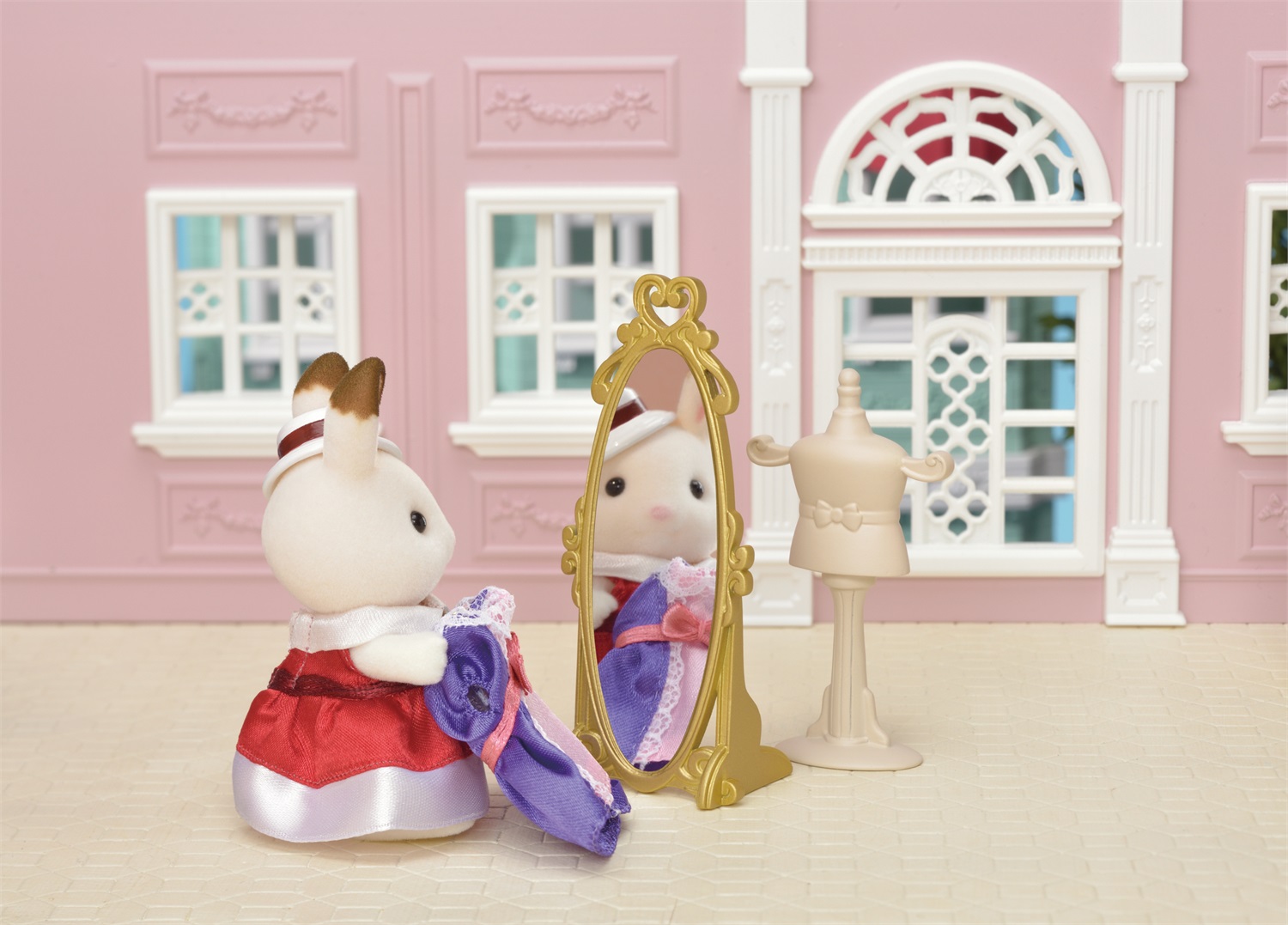 Sylvanian Families 6013 Boutique Fashion Set - Multicolore con Spogliatoio, Appendini, Vestiti e Manichino