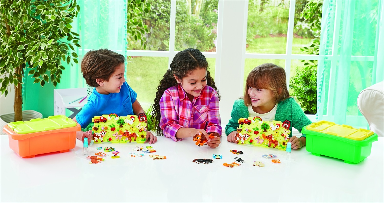 Epoch Aquabeads In Fattoria - Set Creativo con 3500 Perline in 35 Colori e Creation Display