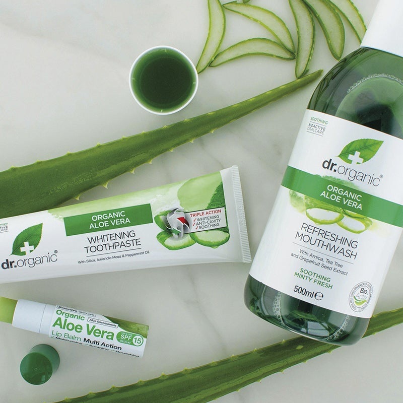 Dr. Organic Aloe Vera Dentifricio Rinfrescante Tripla Azione 100 g - Lenitivo, Sbiancante e Anti-Irregolarità