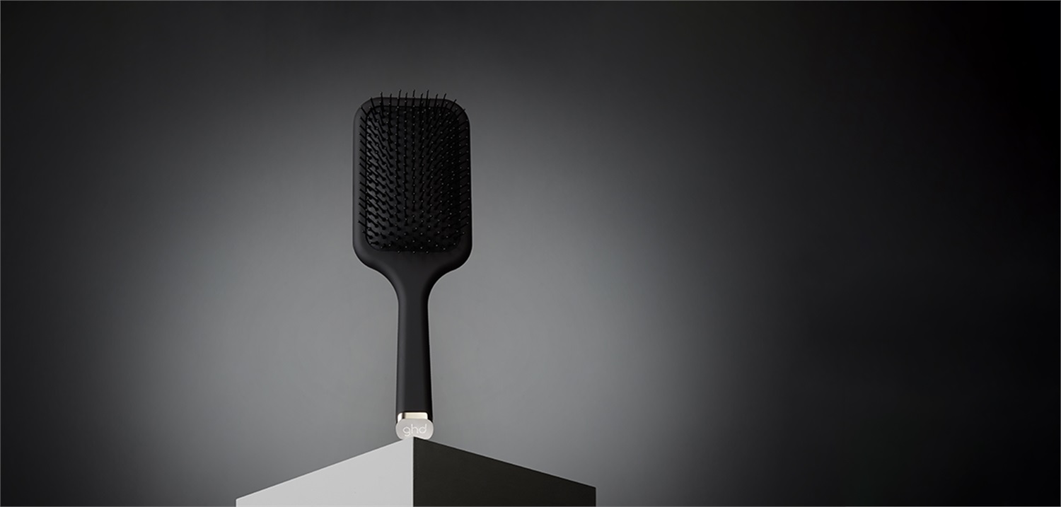 GHD The All-Rounder - Spazzola Piatta Professionale per Capelli Medi e Lunghi, Districa e Liscia senza Carica Statica, Packaging 100% Riciclabile