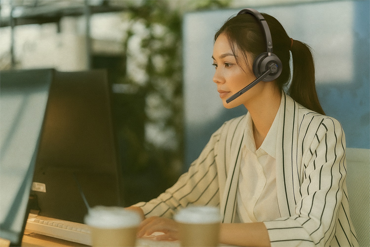 Creative Chat Wireless - Cuffie on-ear Bluetooth con microfono a braccio e cancellazione del rumore