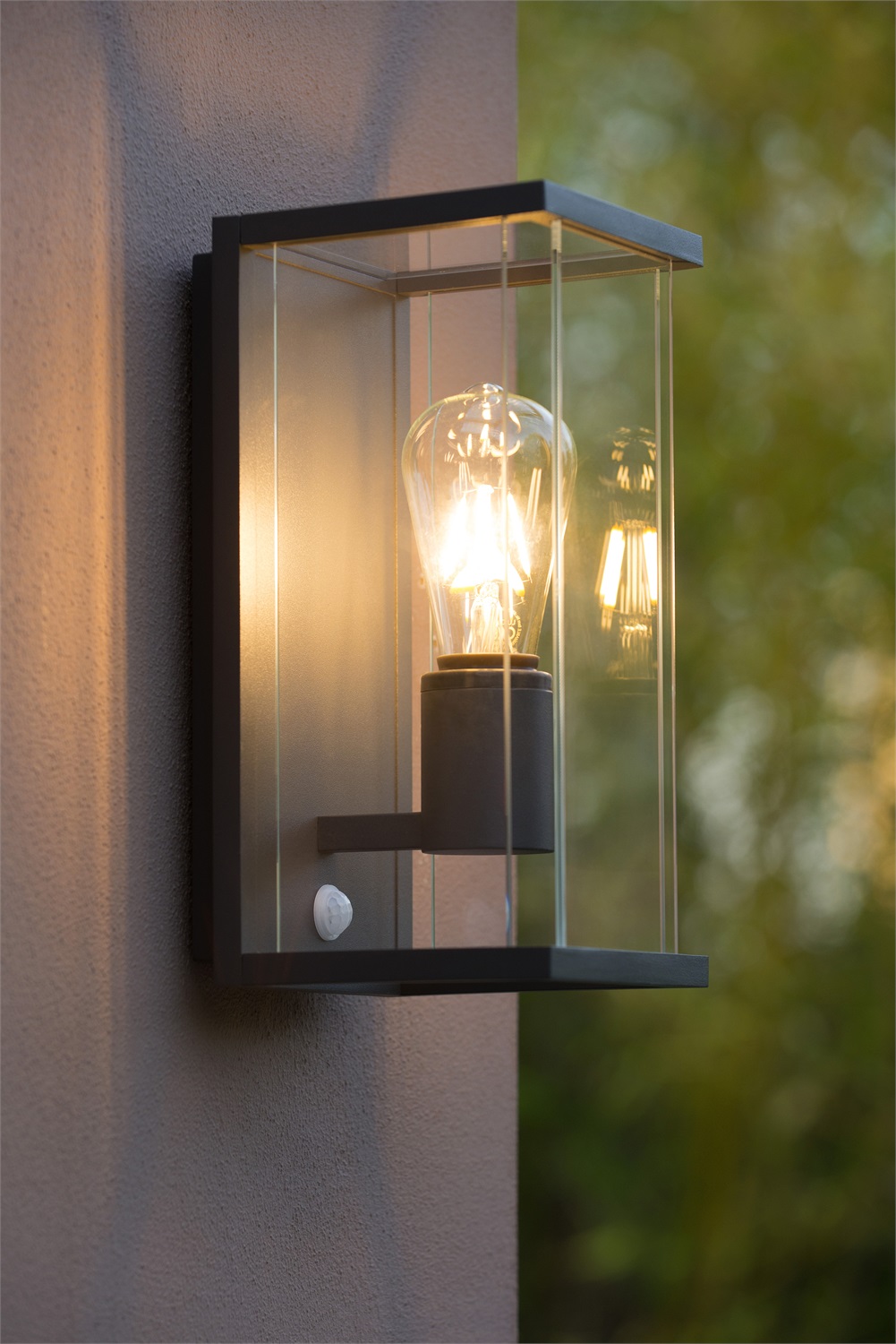 Lucide Claire - Lampada da parete esterna IP54 con sensore di movimento, E27, 15W, Nero e Vetro