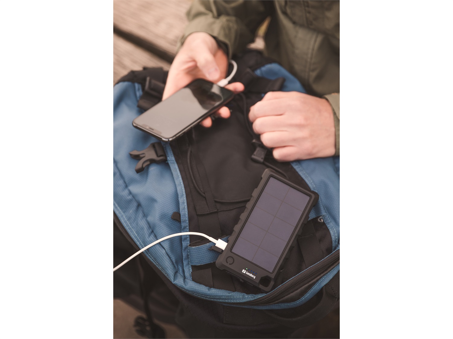Sandberg Outdoor Solar Powerbank 10000 mAh - Nero, Ricarica Solare e USB, Super Compatto