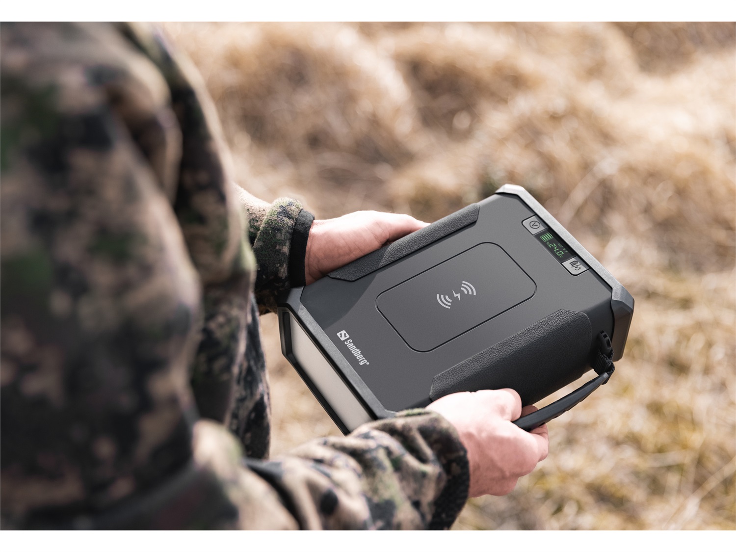 Sandberg Survivor Powerbank 8in1 96000 mAh - Carica Wireless, 2 Porte USB A, 1 Porta USB C, Uscita Accendisigari, Caricatore Rapido, Torcia, Nero