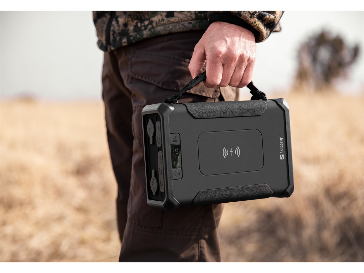 Sandberg Survivor Powerbank 8in1 96000 mAh - Carica Wireless, 2 Porte USB A, 1 Porta USB C, Uscita Accendisigari, Caricatore Rapido, Torcia, Nero