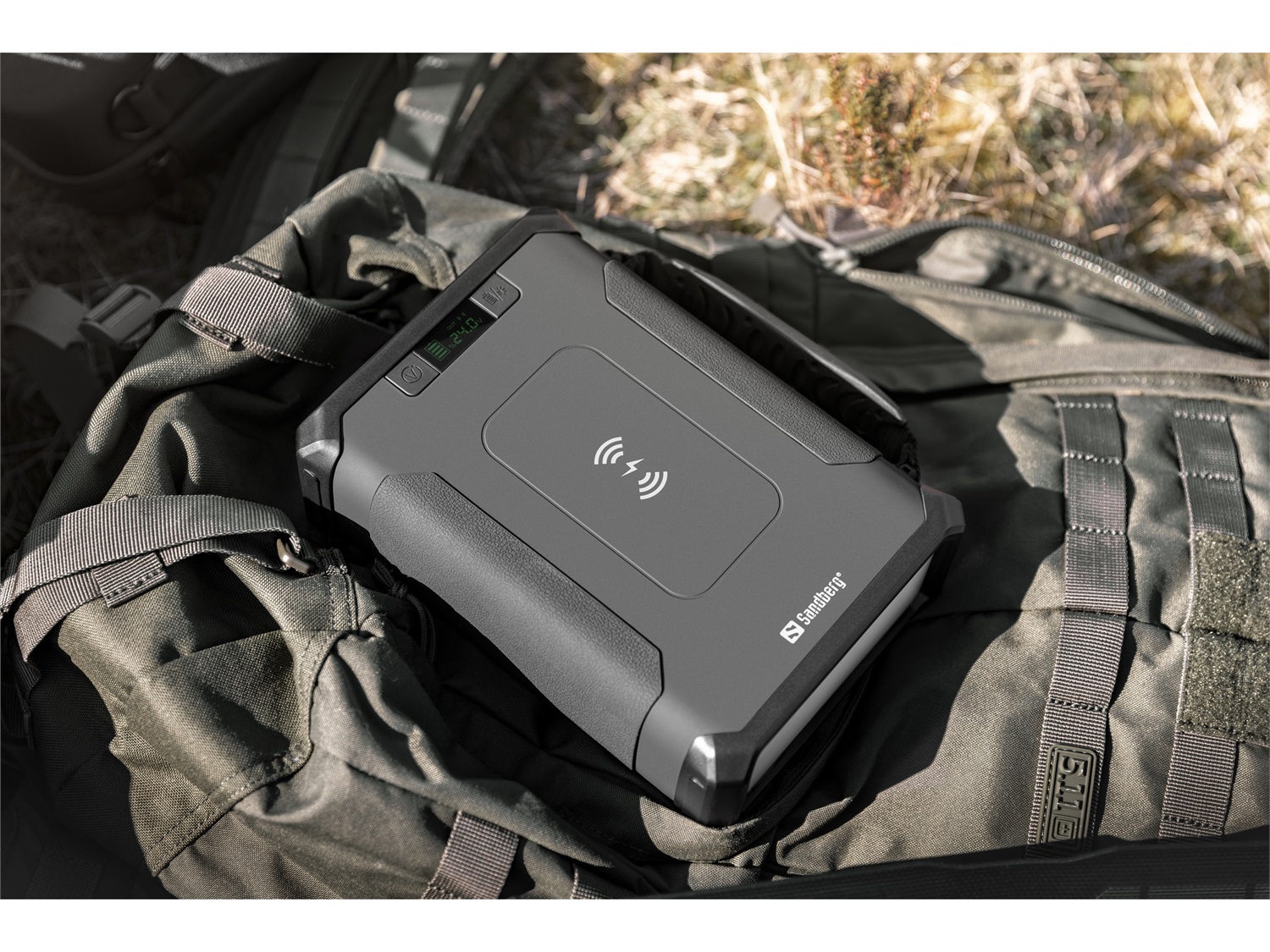 Sandberg Survivor Powerbank 8in1 96000 mAh - Carica Wireless, 2 Porte USB A, 1 Porta USB C, Uscita Accendisigari, Caricatore Rapido, Torcia, Nero