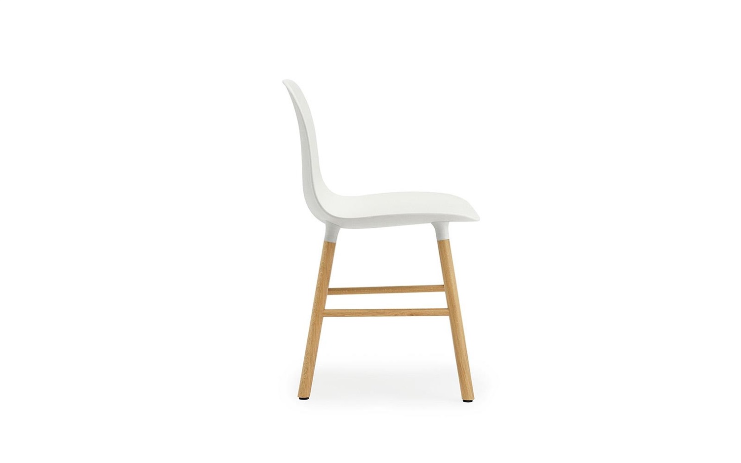 Normann Copenhagen Sedia Form - Bianco in Polipropilene con Basamento in Rovere - Design di Simon Legald