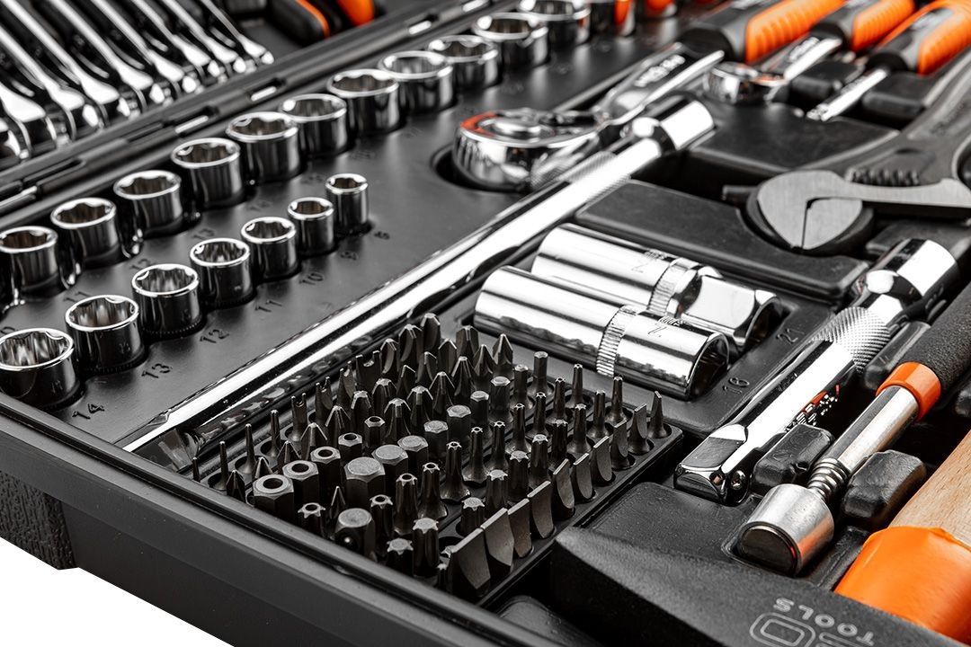 NEO TOOLS Set di Attrezzi 143 Pezzi in Acciaio CRV per Lavori Meccanici, Elettrici, Sanitari e Casalinghi con Valigetta