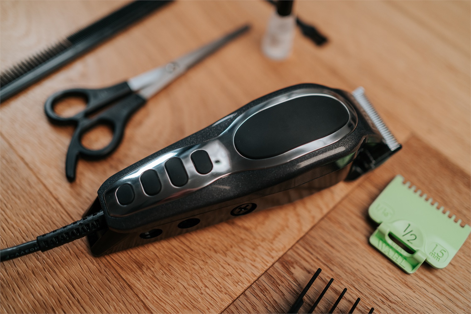 Wahl Close Cut Clipper - Tagliacapelli da Uomo con Cavo, Lame Affilate di Precisione, 6 Pettini Guida, Colore Grigio