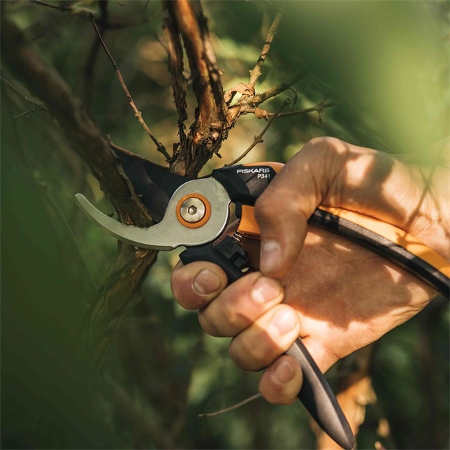 Fiskars Cesoia da Potatura Bypass Solid L P341 - Lama in Acciaio Temprato, Rivestimento Antiaderente, Lunghezza 20,5 cm, Colore Nero/Arancione