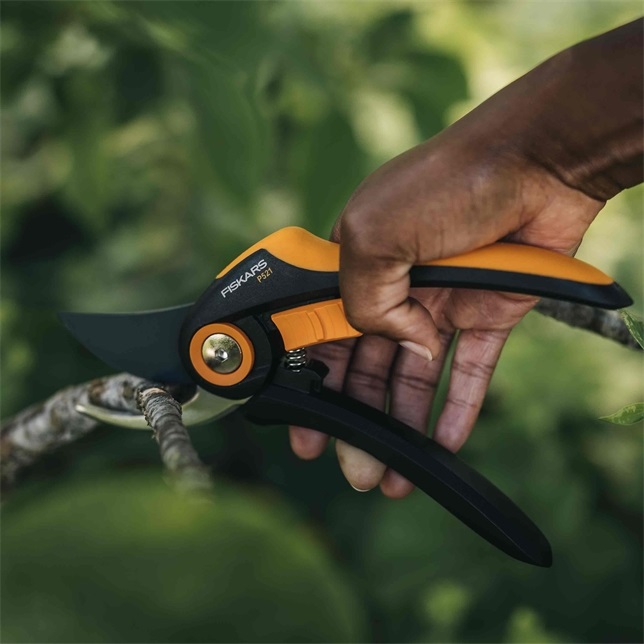 Fiskars P521 Plus Cesoia da Potatura Bypass Ergonomica con Lame in Acciaio Inox e Rivestimento Antiaderente - Lunghezza 20,1 cm, Nero/Arancione