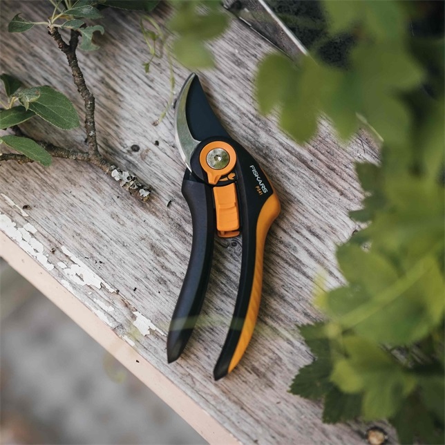 Fiskars Forbici da Potatura Plus SmartFit P541 con Lame Bypass, Lunghezza 20,1 cm, Capacità di Taglio Fino a 2,4 cm, Rivestimento Antiaderente, Nero/Arancione