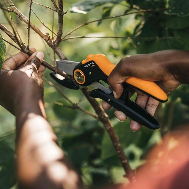 Fiskars P741 Forbici da Potatura a Incudine Plus PowerLever - Cesoie per Legno Secco e Duro, Lame in Acciaio Inox, Lunghezza 22,1 cm, Nero/Arancione