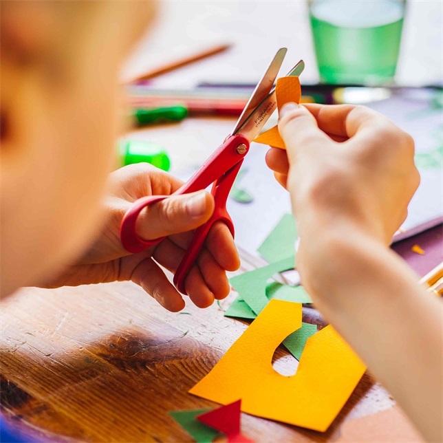 Fiskars Classic Forbici per Bambini Mancini - 13 cm, Acciaio Inossidabile, Punta Arrotondata, Rosso