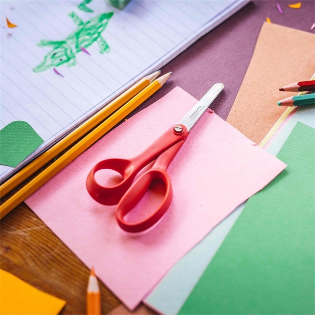 Fiskars Classic Forbici per Bambini Mancini - 13 cm, Acciaio Inossidabile, Punta Arrotondata, Rosso