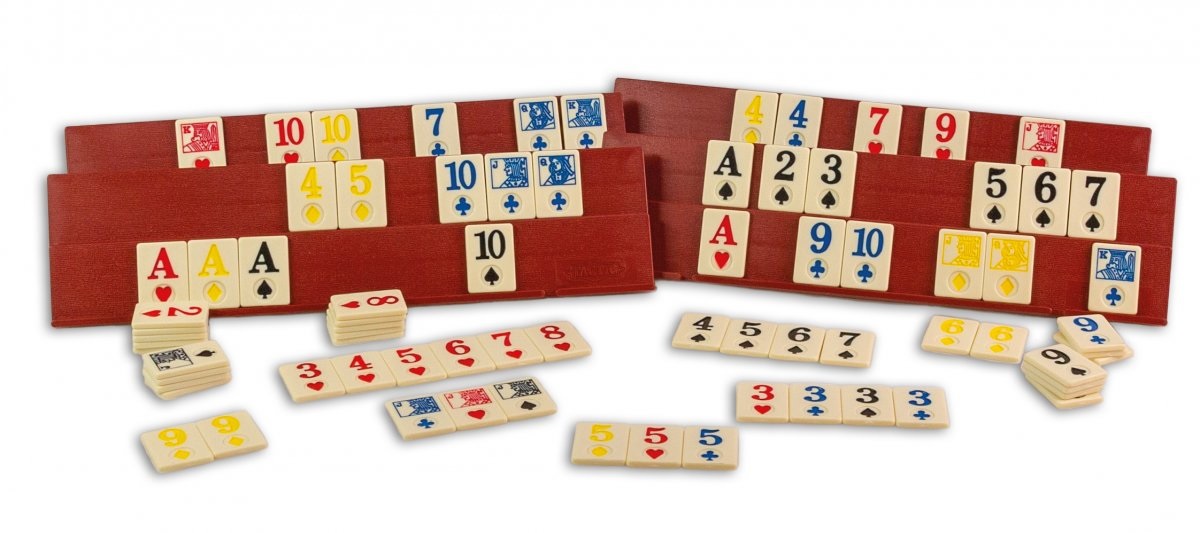 Tactic Rummy - Gioco da Tavolo per 2-4 Giocatori, Durata 30 Minuti, Contenuto: 106 Tessere e 4 Cavalletti, Regole Multilingue, Età 10