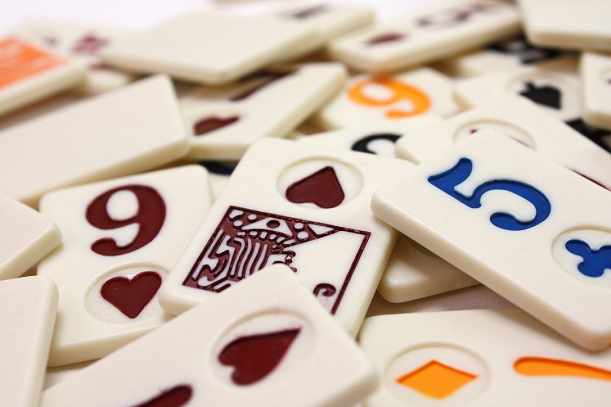 Tactic Rummy - Gioco da Tavolo per 2-4 Giocatori, Durata 30 Minuti, Contenuto: 106 Tessere e 4 Cavalletti, Regole Multilingue, Età 10