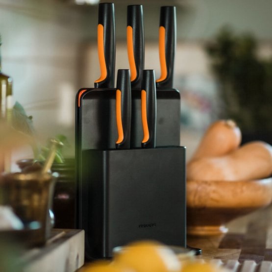 Fiskars Ceppo per Coltelli Functional Form con 5 Coltelli in Plastica Nero - Inclusi Spelucchino, Coltello per Pomodoro, Coltello Santoku, Coltello da Cucina e Coltello per Pane