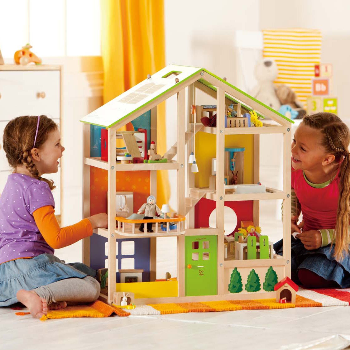 Hape E3401 - Casa 4 Stagioni in Legno per Bambini con 6 Stanze, Scale Rimovibili e Tetto Reversibile con Pannello Solare