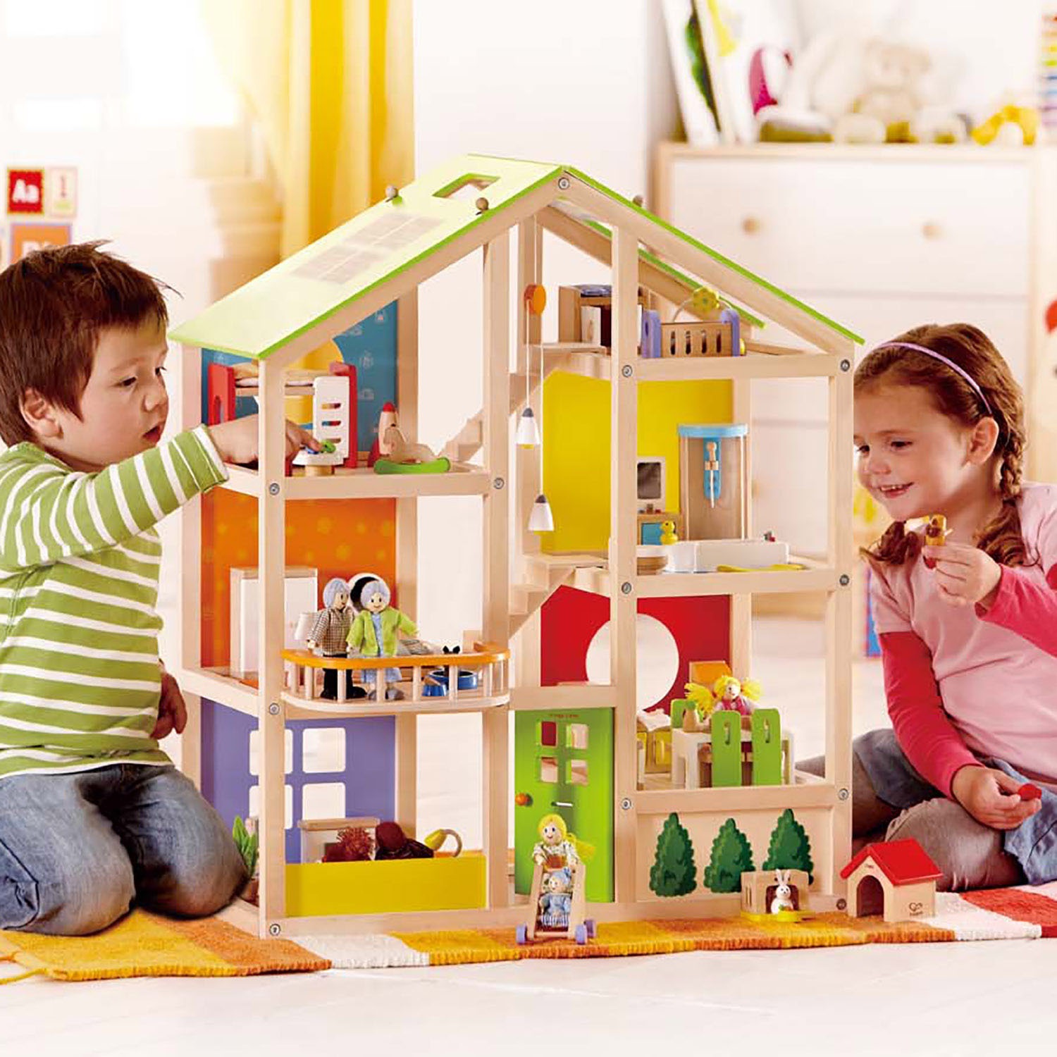 Hape E3401 - Casa 4 Stagioni in Legno per Bambini con 6 Stanze, Scale Rimovibili e Tetto Reversibile con Pannello Solare