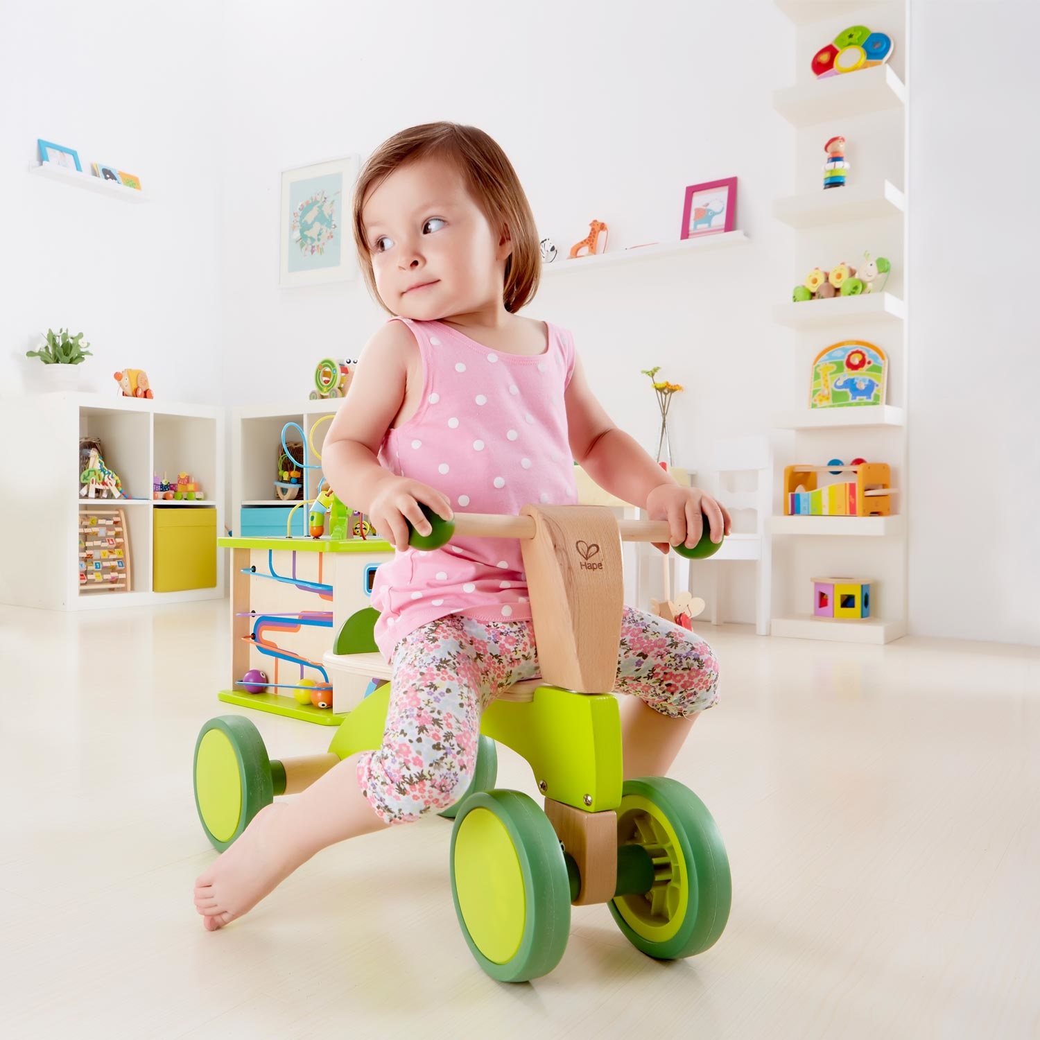 Hape Scooter Cavalcabile in Legno con Quattro Ruote in Gomma - Ideale per Bambini 12m