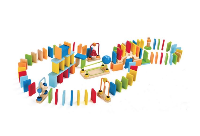 Hape Domino a Cascata - Set di 107 Pezzi in Legno Colorati per Costruzione e Impilamento, Gioco Dinamico per Bambini