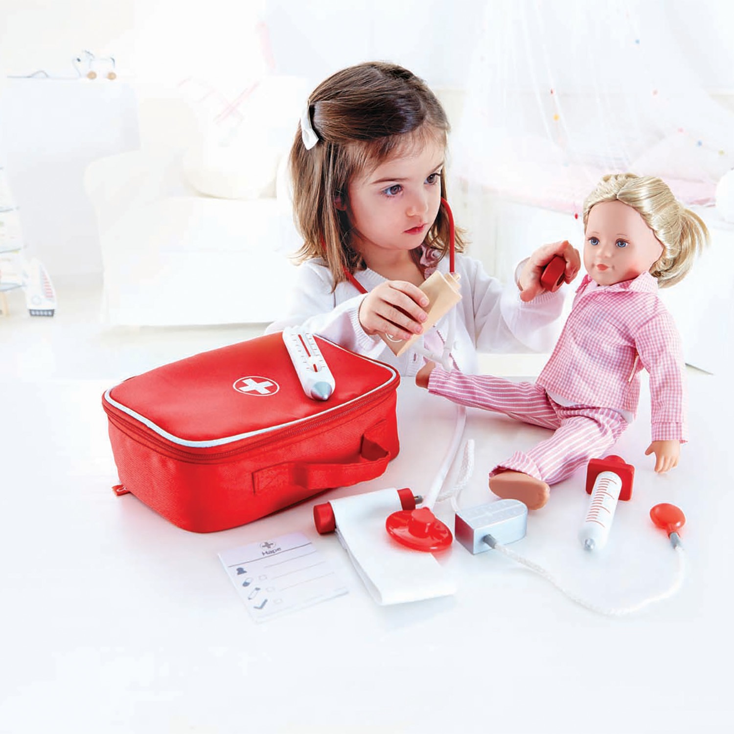 Hape Set del Dottore E3010 - Valigetta con Stetoscopio, Termometro, Siringa e Strumenti Interattivi per Gioco di Ruolo dai 3 Anni