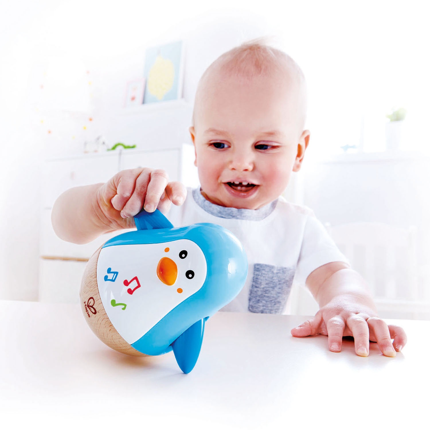Hape Pinguino Musicale Oscillante - Giocattolo Interattivo per la Prima Infanzia con Suoni Rilassanti e Movimenti Armoniosi