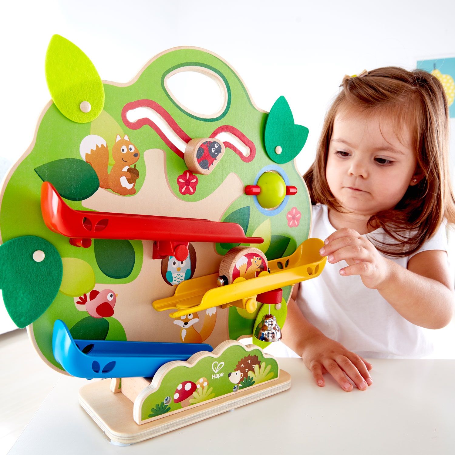 Hape Circuito per Scoiattoli - Gioco Educativo Interattivo con Scoiattolo Scivolante e Campanella