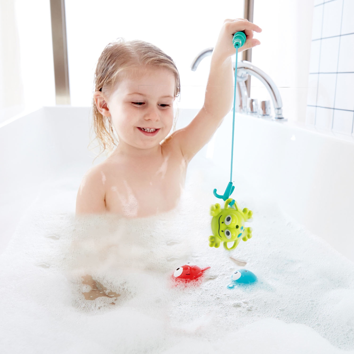Hape Double Fun Fishing Set - Giocattolo da Bagno con Rete e Amo Intercambiabili, Pesciolini Colorati per il Bagnetto