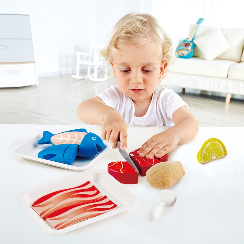 Hape Set da Gioco Carne e Pesce con Coltello e Vassoio - Divertimento in Cucina per Piccoli Chef